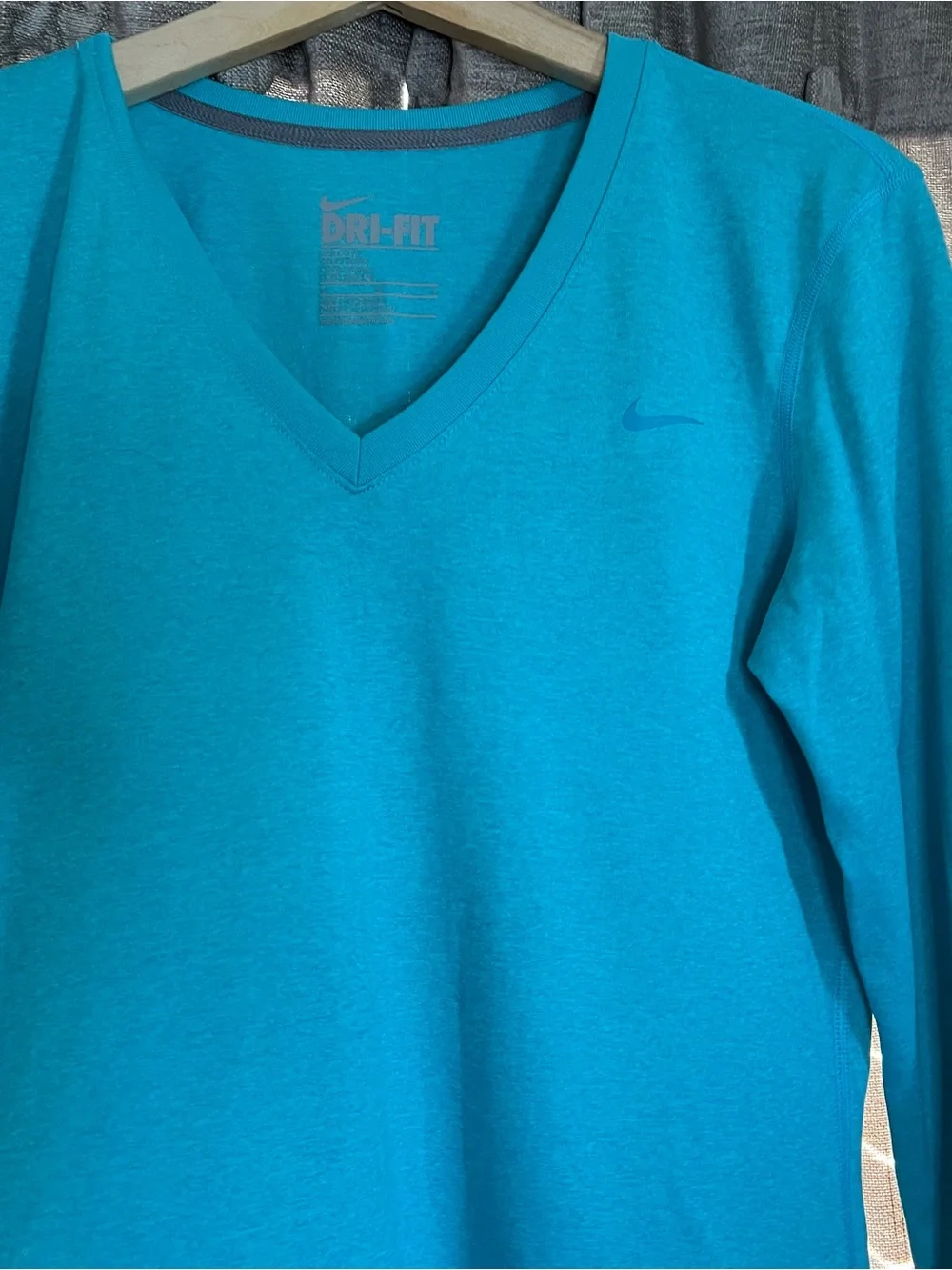 Nike Dri Fit Regular Fit Teal V-Neck Long Sleeve Athletic Top Size Medium